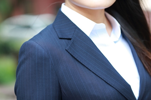 如何选择合适的团体工服定制厂家？