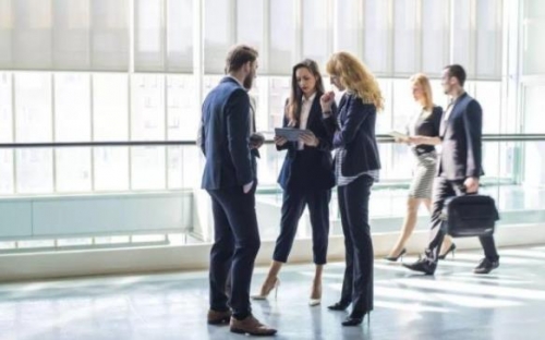 团体职业装定制厂家分享职业装为什么这么受欢迎？